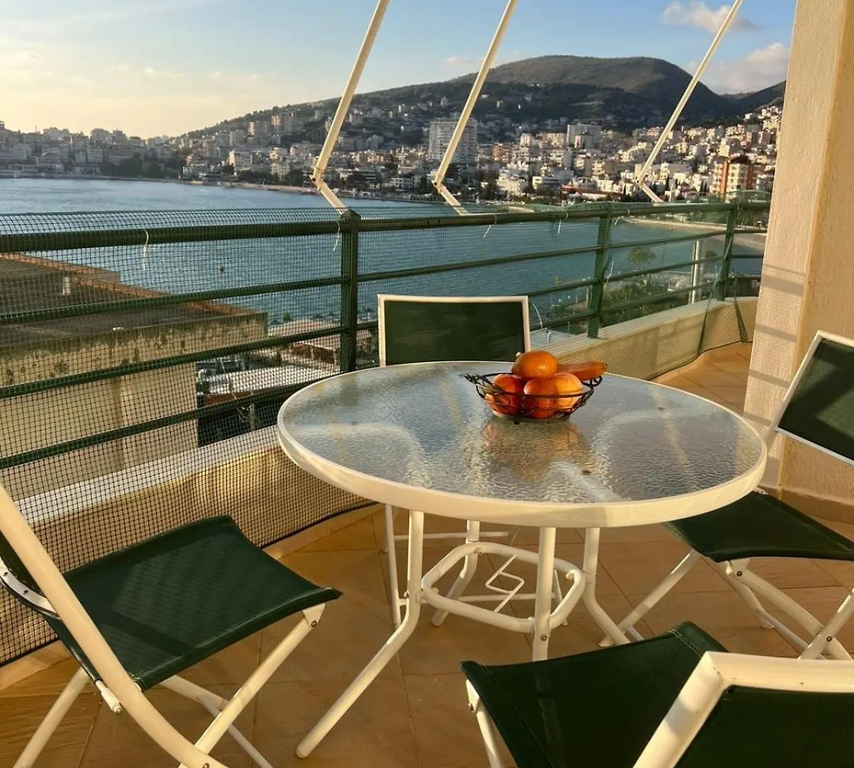 Stunning Two Bedrooms Apartment Steps From The Beach ساراندا 0*,