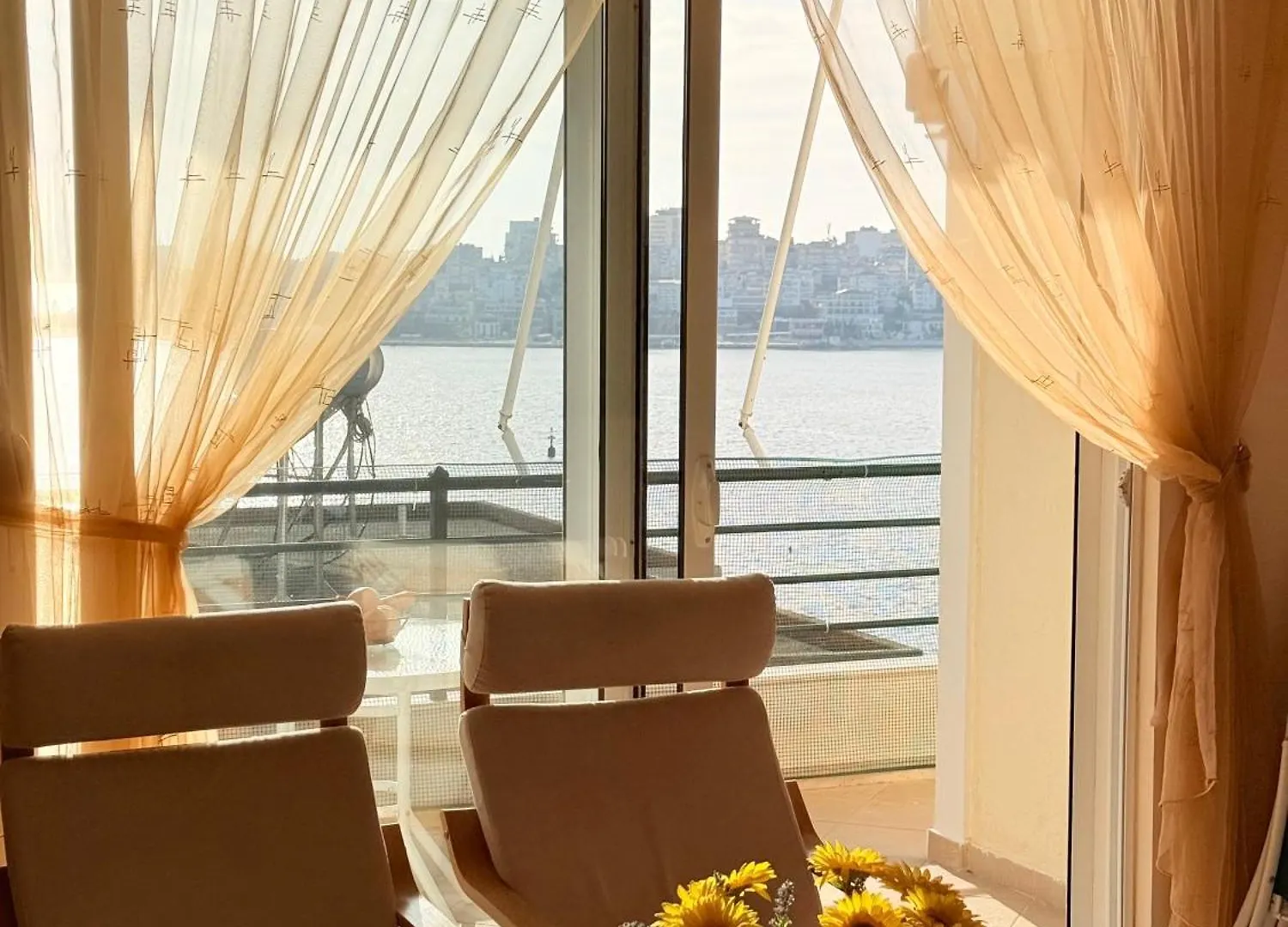 Stunning Two Bedrooms Apartment Steps From The Beach ساراندا