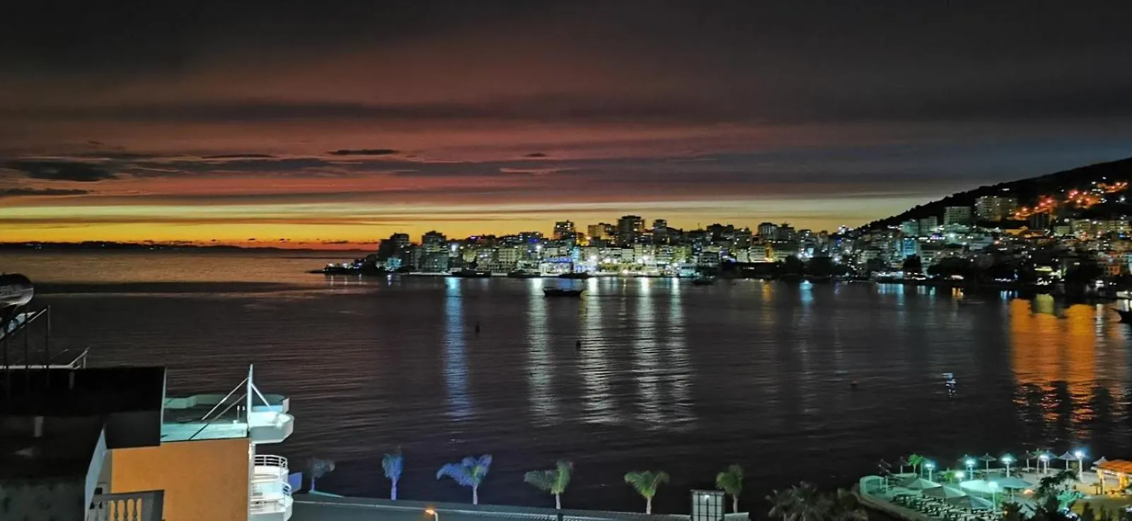 Stunning Two Bedrooms Apartment Steps From The Beach ساراندا